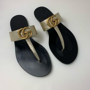 Gucci Marmont Thong Sandals in Platinum